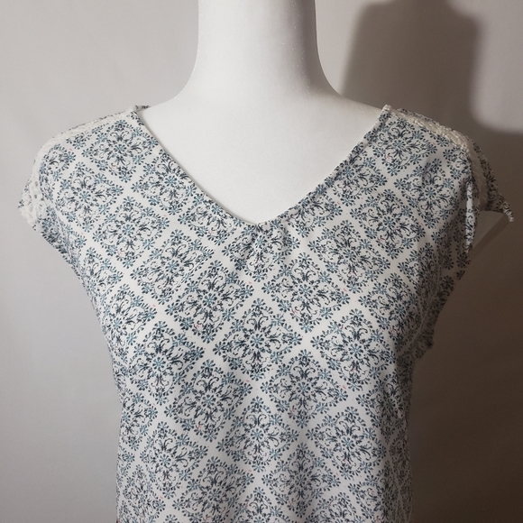 Maurices Cap Sleeve Floral V-Neck Top - Picture 2 of 8